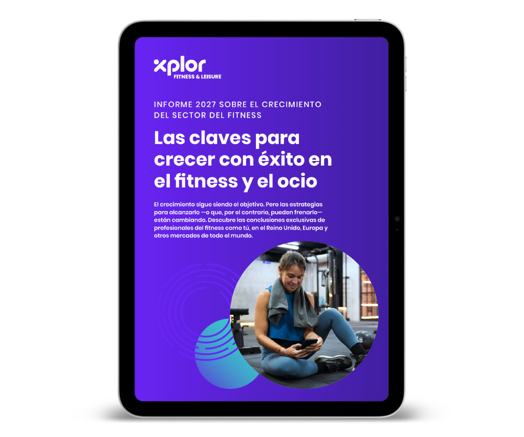 Gerente de un gimnasio dando la bienvenida a un socio en su club de fitness